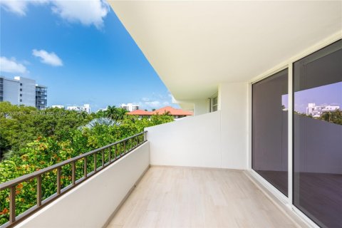 Condo in Key Biscayne, Florida, 1 bedroom № 2155007 - photo 13