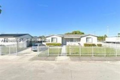 House in Miami, Florida 3 bedrooms, 111.58 sq.m. № 1821737 - photo 1