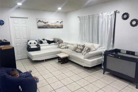 House in Miami, Florida 3 bedrooms, 111.58 sq.m. № 1821737 - photo 3