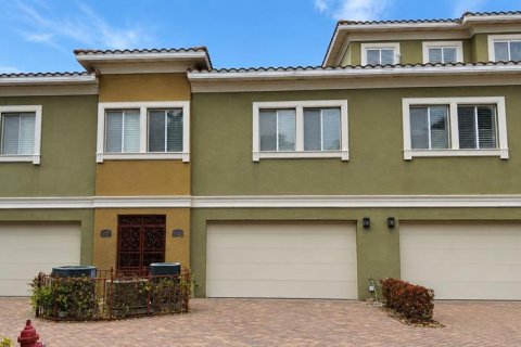 Townhouse in Tampa, Florida 3 bedrooms, 208.84 sq.m. № 2206973 - photo 2