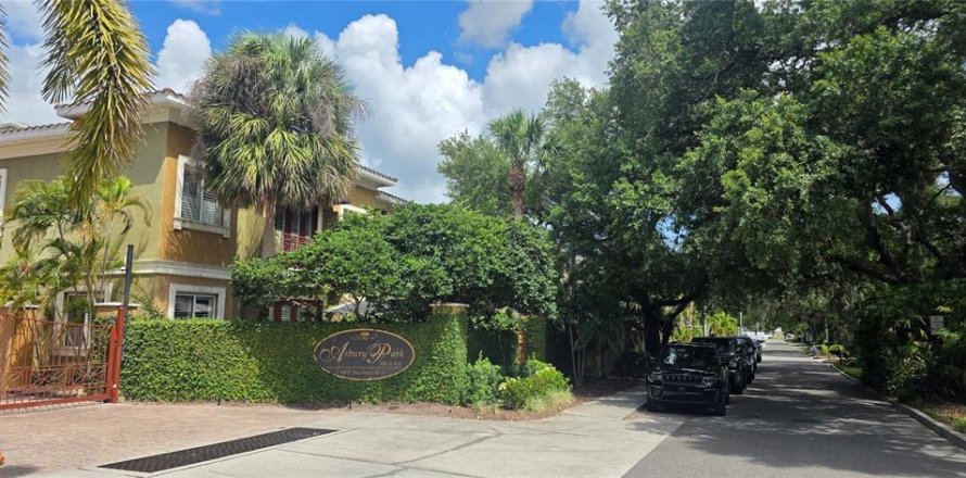 Townhouse in Tampa, Florida 3 bedrooms, 208.84 sq.m. № 2206973