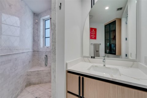 House in Coral Gables, Florida 6 bedrooms, 462.65 sq.m. № 1889417 - photo 20