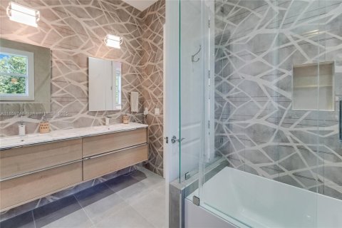 House in Coral Gables, Florida 6 bedrooms, 462.65 sq.m. № 1889417 - photo 24
