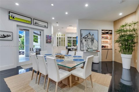 House in Coral Gables, Florida 6 bedrooms, 462.65 sq.m. № 1889417 - photo 7