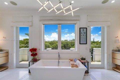 House in Coral Gables, Florida 6 bedrooms, 462.65 sq.m. № 1889417 - photo 12