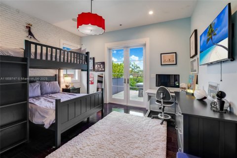 House in Coral Gables, Florida 6 bedrooms, 462.65 sq.m. № 1889417 - photo 25