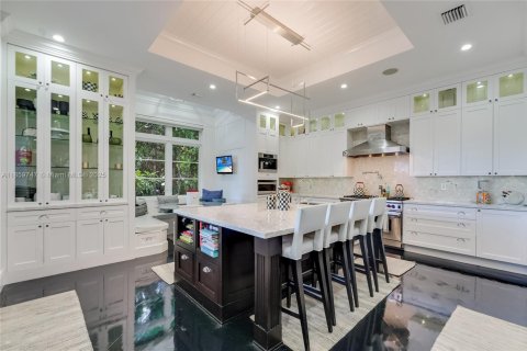 House in Coral Gables, Florida 6 bedrooms, 462.65 sq.m. № 1889417 - photo 8