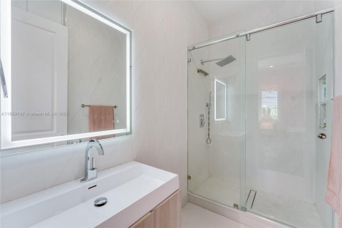 House in Coral Gables, Florida 6 bedrooms, 462.65 sq.m. № 1889417 - photo 22