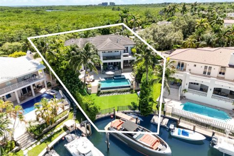House in Coral Gables, Florida 6 bedrooms, 462.65 sq.m. № 1889417 - photo 1