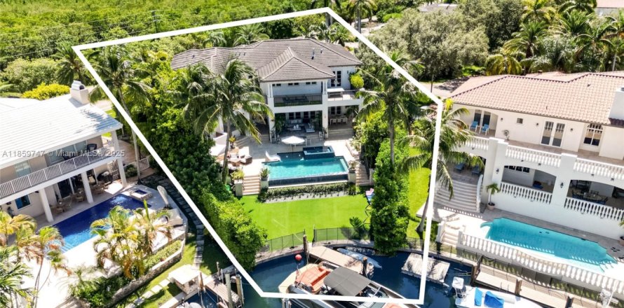 House in Coral Gables, Florida 6 bedrooms, 462.65 sq.m. № 1889417