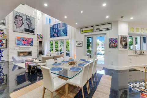 House in Coral Gables, Florida 6 bedrooms, 462.65 sq.m. № 1889417 - photo 6