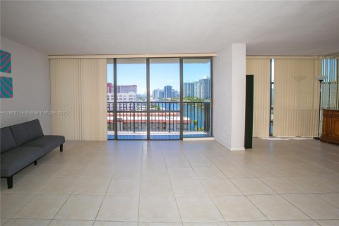 Condo in Hallandale Beach, Florida, 3 bedrooms  № 1890793 - photo 13