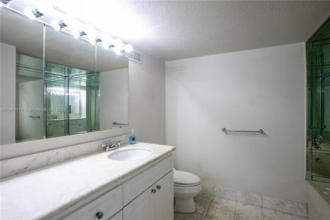 Condo in Hallandale Beach, Florida, 3 bedrooms  № 1890793 - photo 8