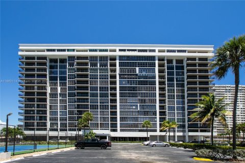 Condo in Hallandale Beach, Florida, 3 bedrooms  № 1890793 - photo 19