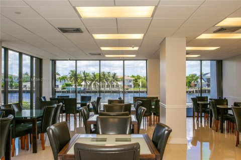 Condo in Hallandale Beach, Florida, 3 bedrooms  № 1890793 - photo 20