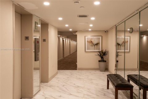 Condo in Hallandale Beach, Florida, 3 bedrooms  № 1890793 - photo 5