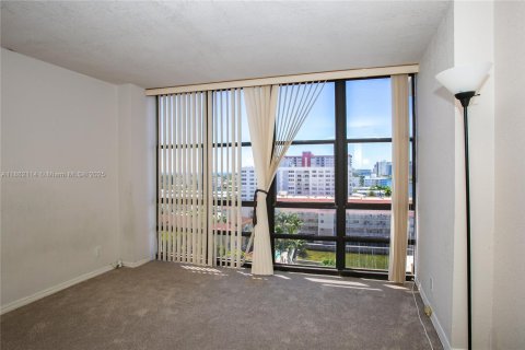 Condo in Hallandale Beach, Florida, 3 bedrooms  № 1890793 - photo 14