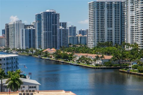 Condo in Hallandale Beach, Florida, 3 bedrooms  № 1890793 - photo 1
