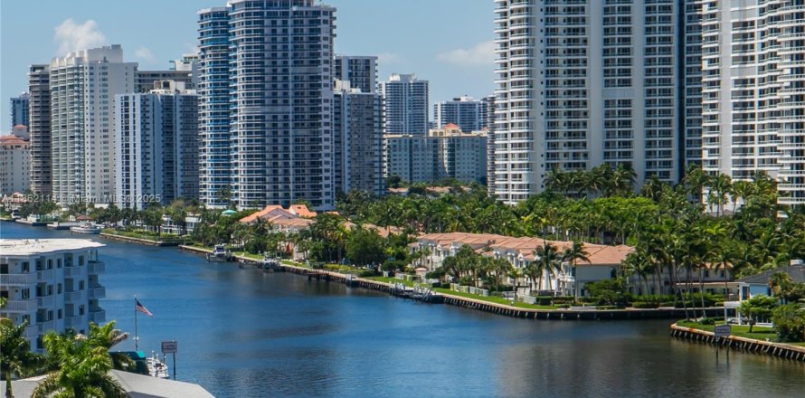 Condominio en Hallandale Beach, Florida, 3 dormitorios № 1890793
