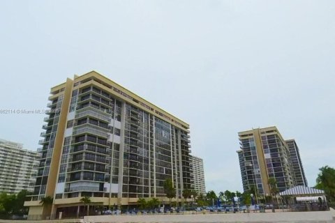 Condo in Hallandale Beach, Florida, 3 bedrooms  № 1890793 - photo 26