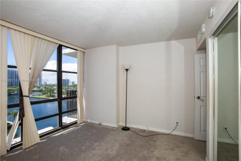 Condo in Hallandale Beach, Florida, 3 bedrooms  № 1890793 - photo 11