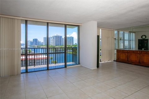 Condo in Hallandale Beach, Florida, 3 bedrooms  № 1890793 - photo 6