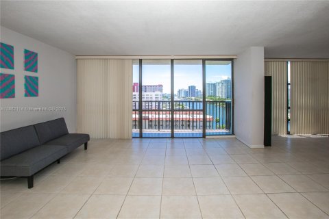 Condo in Hallandale Beach, Florida, 3 bedrooms  № 1890793 - photo 10