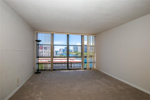 Condo in Hallandale Beach, Florida, 3 bedrooms  № 1890793 - photo 12