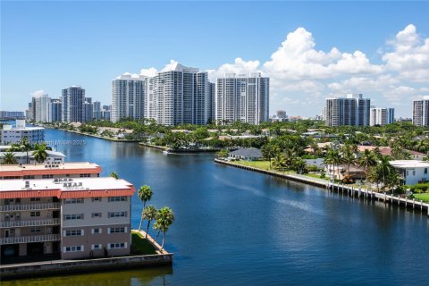 Condo in Hallandale Beach, Florida, 3 bedrooms  № 1890793 - photo 17