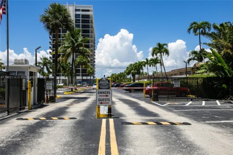 Condo in Hallandale Beach, Florida, 3 bedrooms  № 1890793 - photo 18