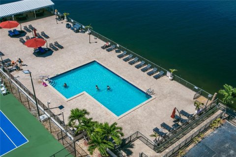 Condo in Hallandale Beach, Florida, 3 bedrooms  № 1890793 - photo 3