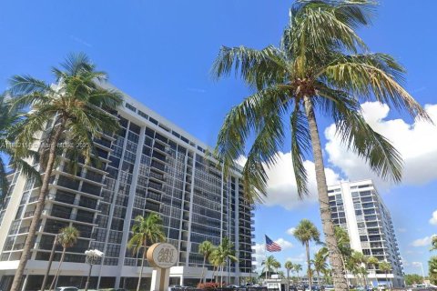 Condo in Hallandale Beach, Florida, 3 bedrooms  № 1890793 - photo 27