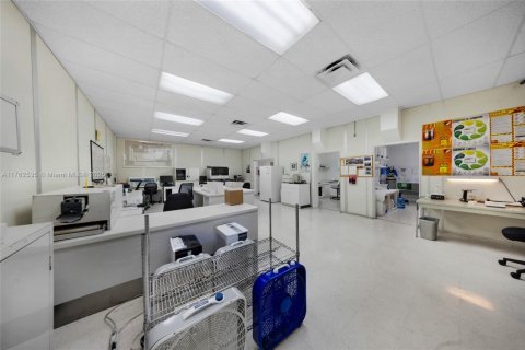 Купить коммерческую недвижимость в Дорал, Флорида № 1980625 - фото 12