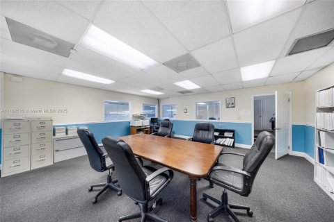 Купить коммерческую недвижимость в Дорал, Флорида № 1980625 - фото 25