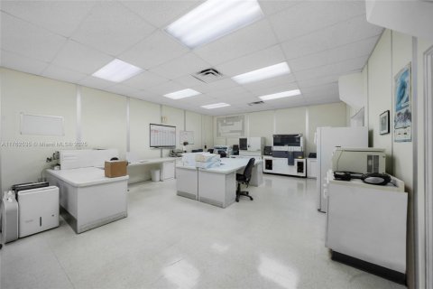 Купить коммерческую недвижимость в Дорал, Флорида № 1980625 - фото 14