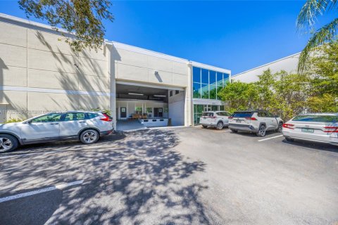 Коммерческая недвижимость в Дорал, Флорида № 1980625