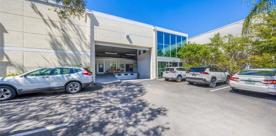 Коммерческая недвижимость в Дорал, Флорида № 1980625