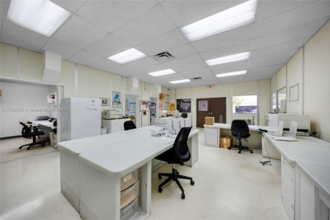 Купить коммерческую недвижимость в Дорал, Флорида № 1980625 - фото 16