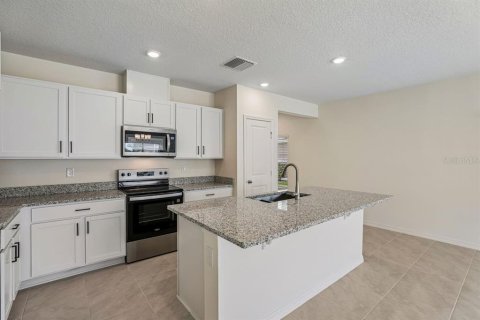 Townhouse in Lake Wales, Florida 3 bedrooms, 156.54 sq.m. № 2379411 - photo 4