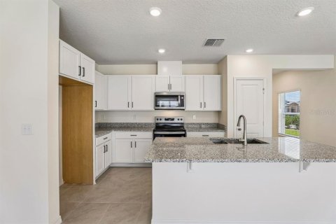 Townhouse in Lake Wales, Florida 3 bedrooms, 156.54 sq.m. № 2379411 - photo 3