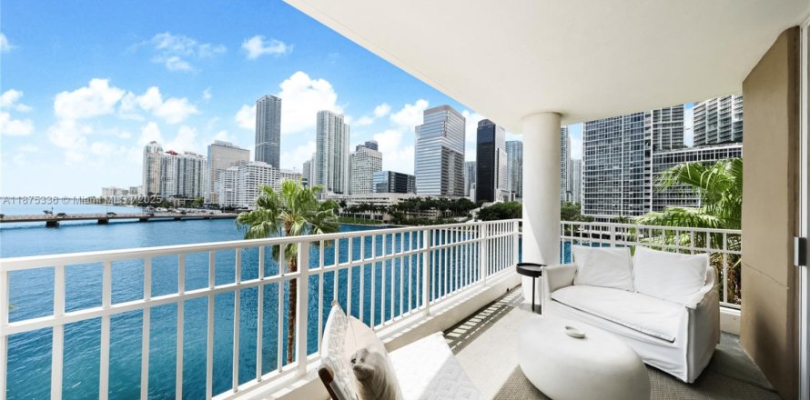 Кондоминиум с 3 спальнями в Майами, Флорида № 1921943