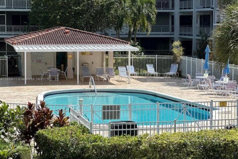 Condo in Hallandale Beach, Florida, 1 bedroom  № 1952697 - photo 2