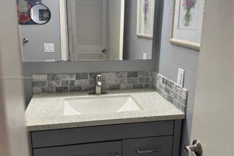 Condo in Hallandale Beach, Florida, 1 bedroom  № 1952697 - photo 16