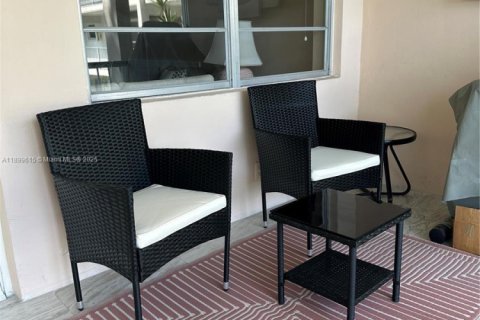 Condo in Hallandale Beach, Florida, 1 bedroom  № 1952697 - photo 7