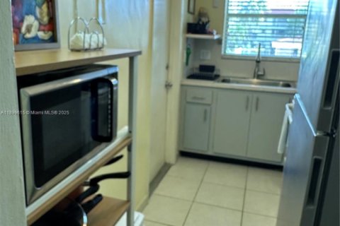 Condo in Hallandale Beach, Florida, 1 bedroom  № 1952697 - photo 12