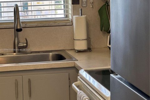 Condo in Hallandale Beach, Florida, 1 bedroom  № 1952697 - photo 11