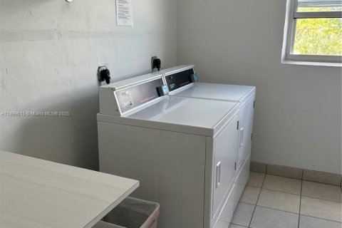 Condo in Hallandale Beach, Florida, 1 bedroom  № 1952697 - photo 21