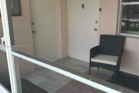 Condo in Hallandale Beach, Florida, 1 bedroom  № 1952697 - photo 8