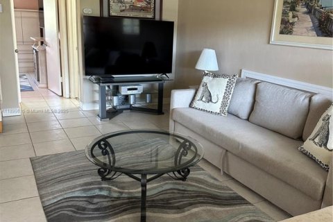 Condo in Hallandale Beach, Florida, 1 bedroom  № 1952697 - photo 9