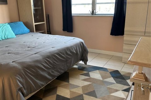 Condo in Hallandale Beach, Florida, 1 bedroom  № 1952697 - photo 15